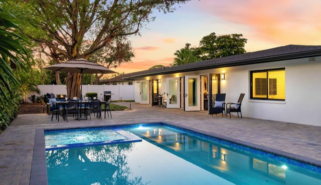 Pool, Spa, and Private Gym in the Heart of Sarasota