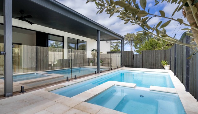 Pool/Spa with the beach 150m away, sleeps 16