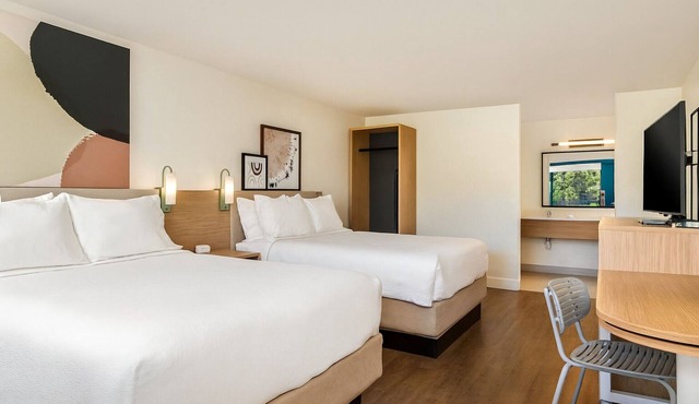 Pool Stay w/2 Queen Beds! Pet Friendly Near Museums!