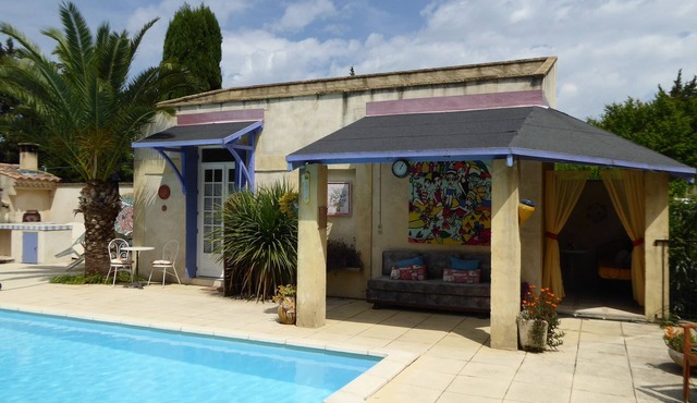 "Pool Studio" sleeps 2 self catering gite 10mins from Avignon!