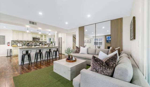 Pool Table, 5 min Asian Garden Mall, WE1