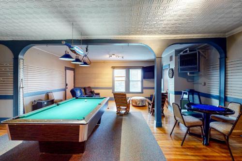 Pool Table and Sauna! 4BR Madawaska Home