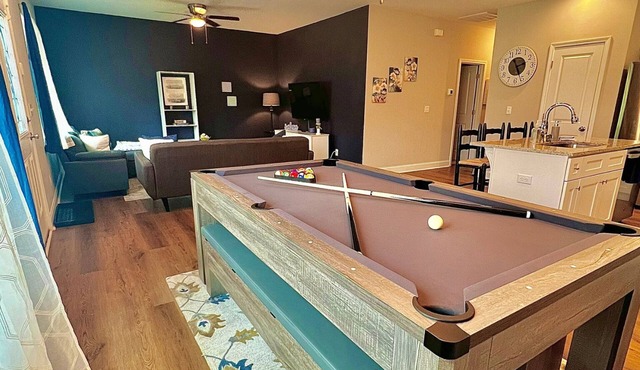 Pool Table, Cozy, Basketball hoop, Game console, loaded kitchen! Beautiful home
