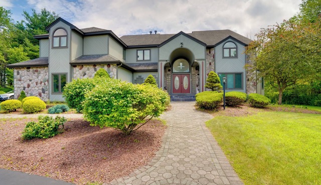 Pool Table + Deck: Luxury Mansion in Niskayuna!