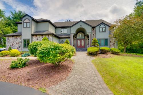 Pool Table + Deck: Luxury Mansion in Niskayuna!