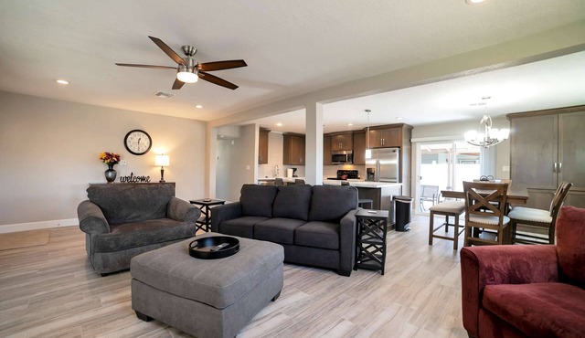 Pool Table, garage, FREE GOLF, & Dog Friendly! Near ASU, Tempe, Old Town Scottsdale & Giants Stadium
