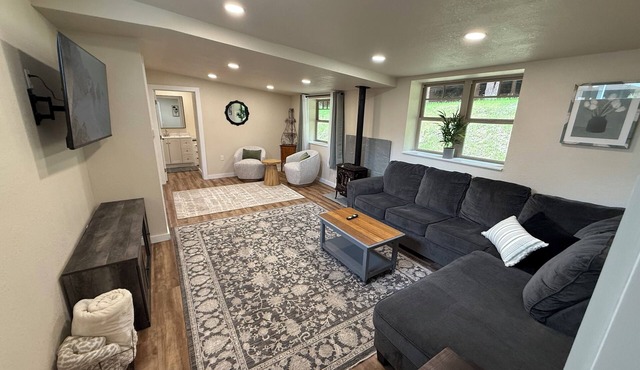 Pool Table, Hot Tub! 5 bedroom, 3 bath, 5 min to Cal Poly or Old Town.