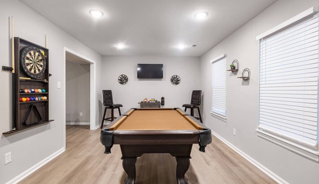 Pool Table Paradise: 3 BR Getaway in RVA!