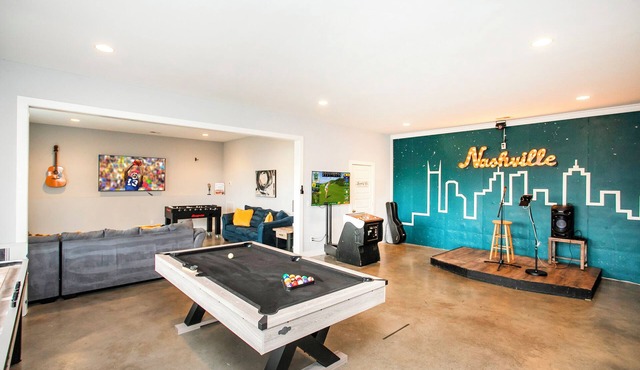 Pool Table, Stage, Gym, HotTub, Game Room, 9 Beds!