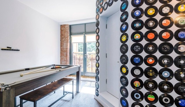 Pool Table, Stunning 2Bed Apt, Central Location