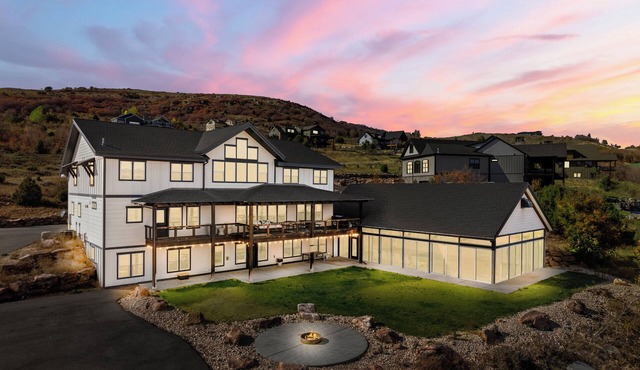 Pool Table, Treehouse, Indoor Pool, Lake View, Large Kitchen, Spacious Bedrooms