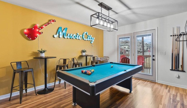 Pool Table, WALK to Downtown, Bars + Farmers Market