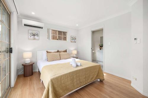 Pool & Tennis Court 3BR Bright Mt Gravatt Retreat