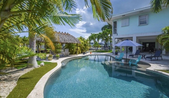 Pool, tiki hut, easy ocean access canal, dock, prime location 30m to Key West