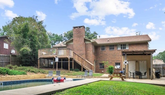 Pool & Two Kitchens! Family Friendly in Forestdale