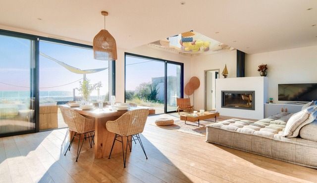 Pool, view and beach access, 6 adults/2 children