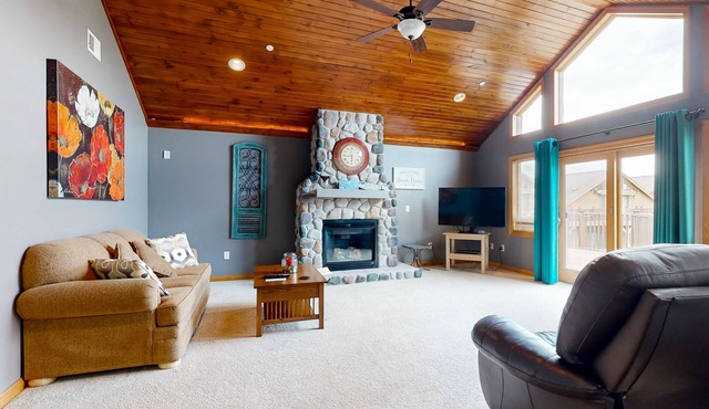 Pool View Condo, with Jetted Tub, Fireplace, Shared Pool & Resort Amenities