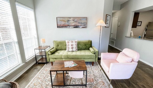 Pool View Escape - Near Shops & Dining