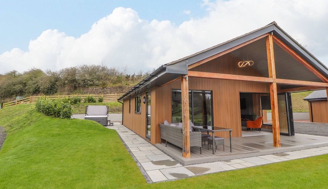 POOL VIEW, family friendly, with hot tub in Meifod, Powys