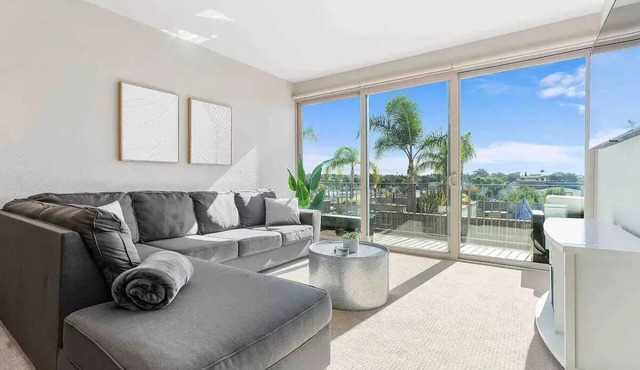 Pool View Modern 3 Bdrm Apt
