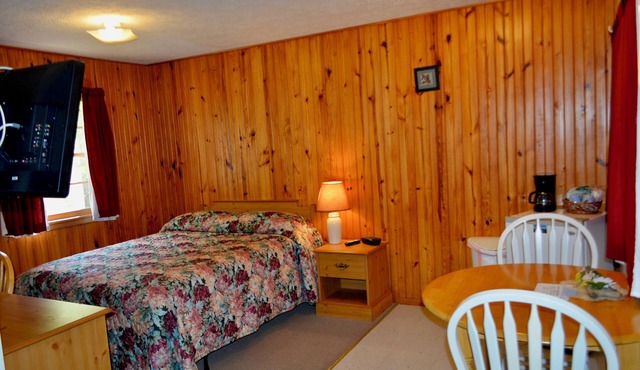 Pool View Queen Bed.
