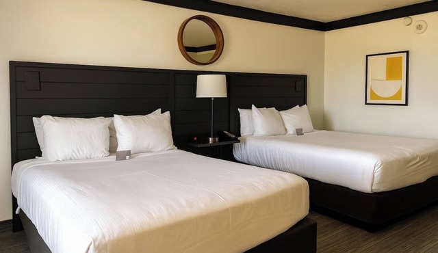 Pool View Queen Unit at OYO Las Vegas | Lounge and Casino Access