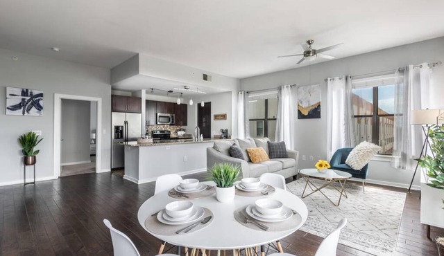 POOL VIEW TWO BEDROOM SUITE CENTRAL DALLAS FREE PARKING INTERNEt