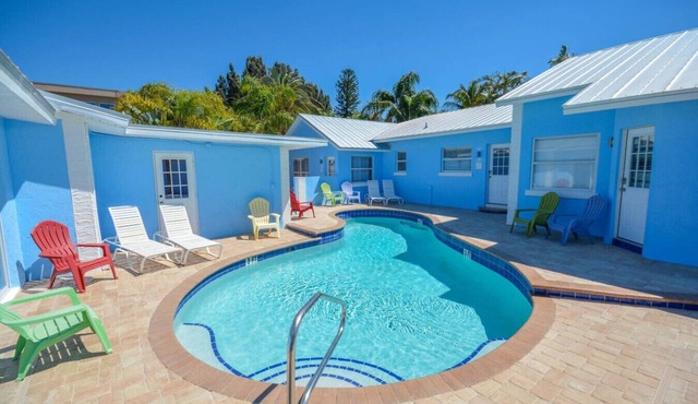 POOL VIEW Walk to beach King bed Pool Daily Rentals