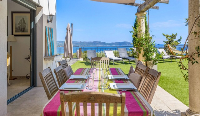 Pool villa, 180° sea view, sea access on foot.