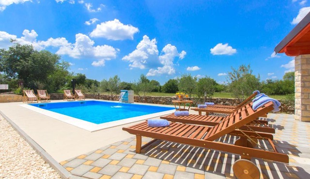 Pool Villa Miljevci Brištane