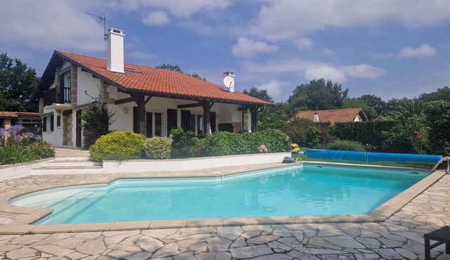 Pool villa with Rhune view, just a few minutes from the beach, tennis court and golf course
