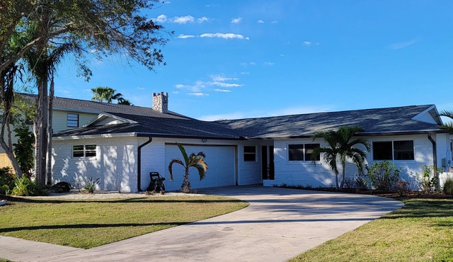 Pool-Waterfront-Pet Friendly, 3-bedroom, 5 bed, 2.5 bath, house in Tampa with AC