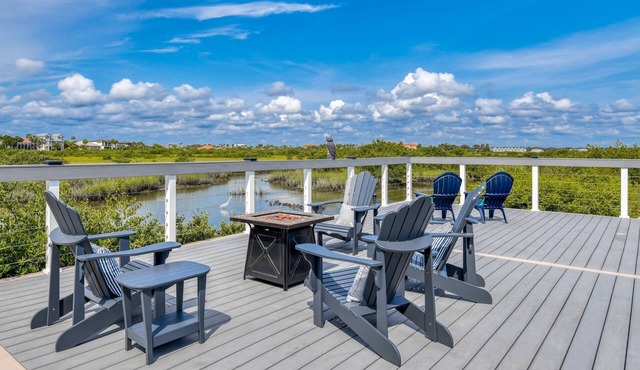 Pool! Waterfront Retreat, Huge Deck, Game Room, Bike to Downtown and Beach, $300 in Free Tickets!