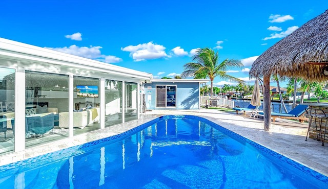 Pool & Waterfront! Tiki Hut+Close To Beach!