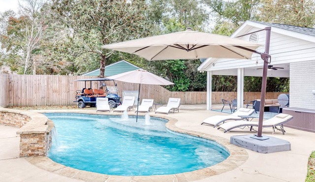 POOL with Heating option! 6-seater Golf Cart &GameRoom! Walk to Beach &Downtown!