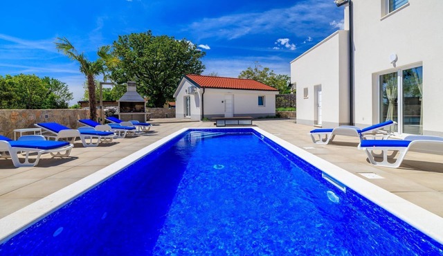 Pool with salt electrolysis not far from the healing mud bay