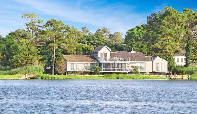 Poole's Cove | Waterfront Main Street Retreat Fully Renovated w/Rooftop Lounge & Artistic Charm