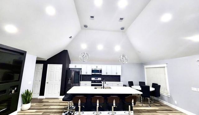 PoolerBnB, Spacious Modern Getaway near Savannah!