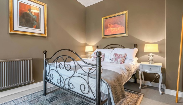 Pools Cottage 4 - The Winery Room