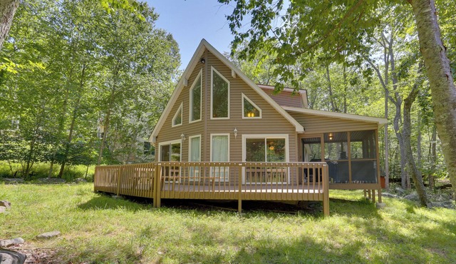 Pools, Hot Tub & More: Bushkill Mountain Getaway!