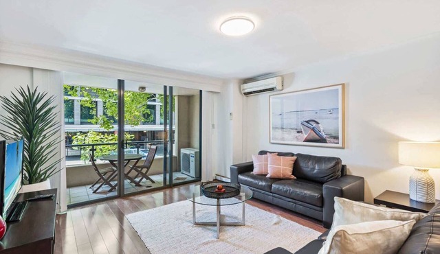 Poolside 2-Bed Haven, Walk to City Centre