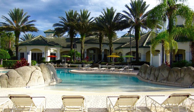 Poolside 2 Bedroom/2 Bathroom Condo Close to Disney!