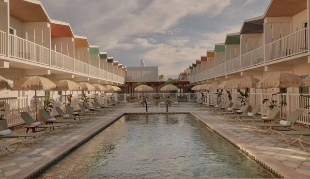 Poolside 2-Room with Queen Bed Near Galveston’s Top Coastal Spots
