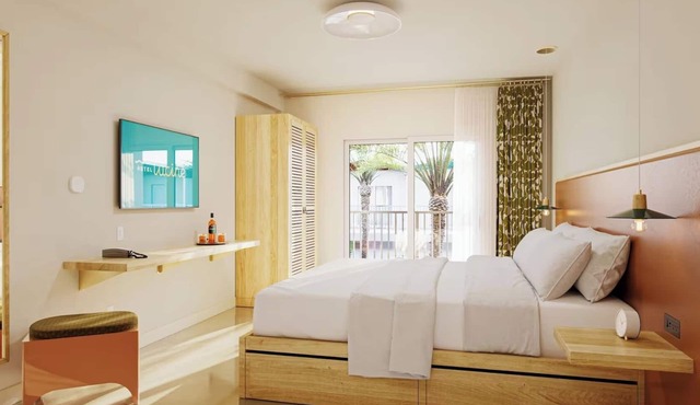 Poolside Balcony + King Bed | Rooftop Bar & Walk to Attractions