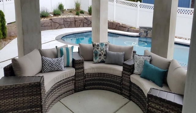 Poolside Bay Haven: Steps to Sand, Beautifully Decorated, Family & Pet Friendly!