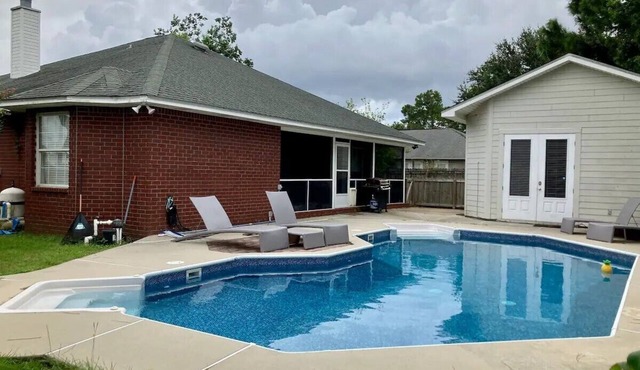 Poolside Beach Getaway w/separate Guest House close to Pensacola Beach