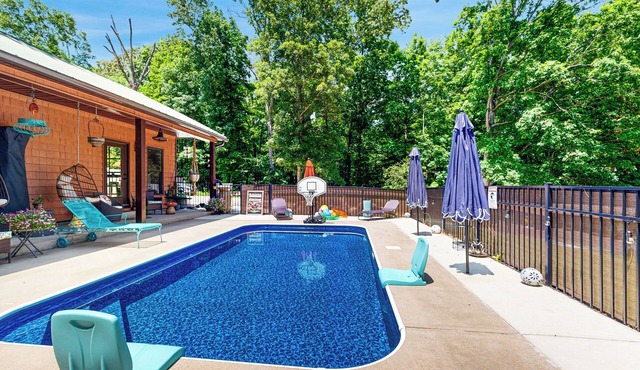 Poolside Bliss! Retro Retreat in Muscle Shoals