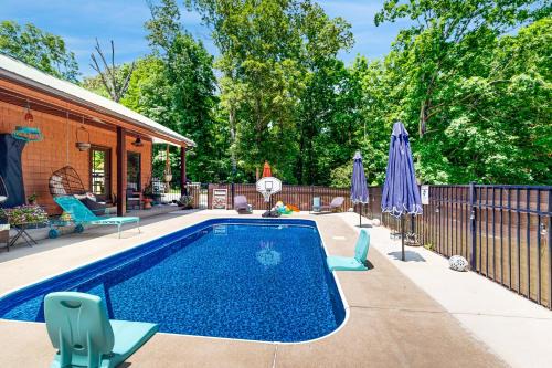 Poolside Bliss! Retro Retreat in Muscle Shoals