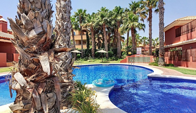 Poolside bungalow, free wifi, roof terrace, patio, conservatory