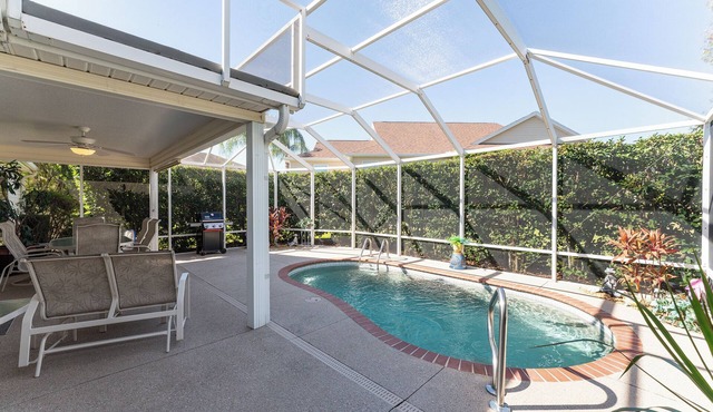 Poolside Chic Escape - 2/2 + Workspace, Pool House in The Village of Lynnhaven
